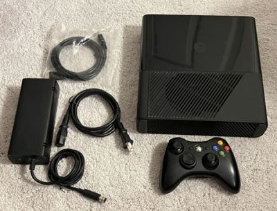 Consola Microsoft Xbox 360 4Gb Modelo 1538 Controller Y Cables